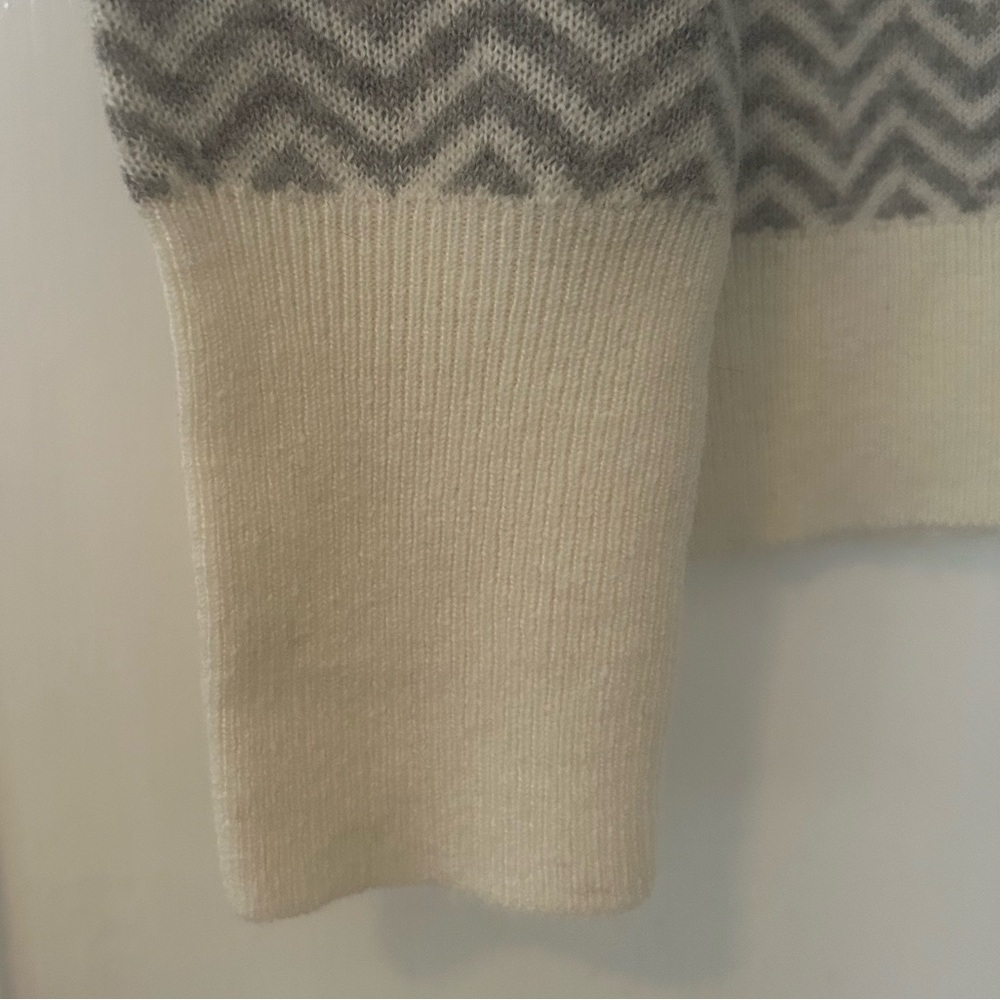 J.Crew Herringbone Chevron Grey & White Print Sweater Size Small FLAWED - Picture 3 of 7